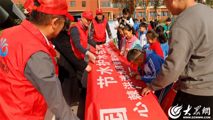 半岛.体育 (中国) 官方网站山东省调水工程运行维护中心棘洪滩水库管理站开展水法(图3)